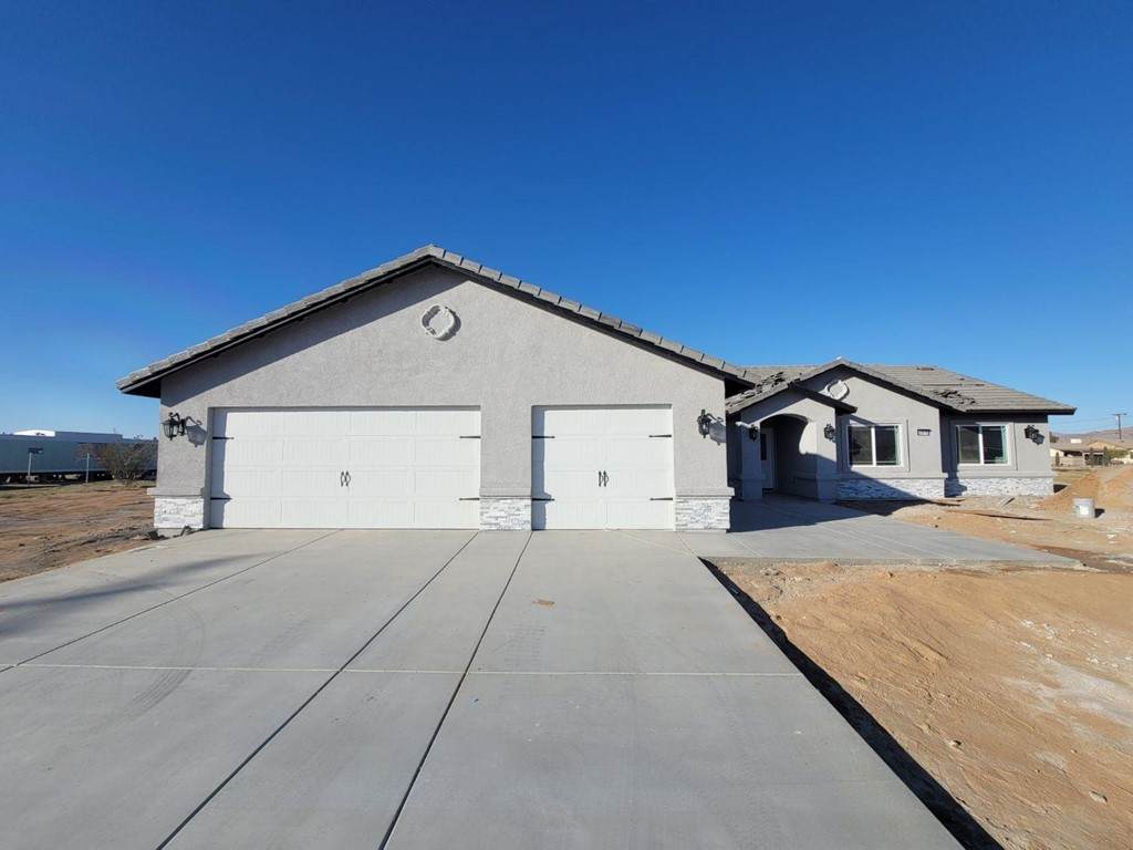 22870 Pahute Road - Photo 1