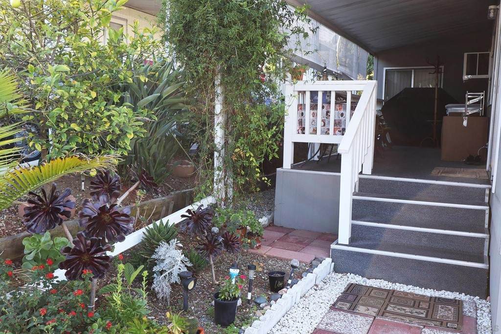 718 Sycamore - Photo 1