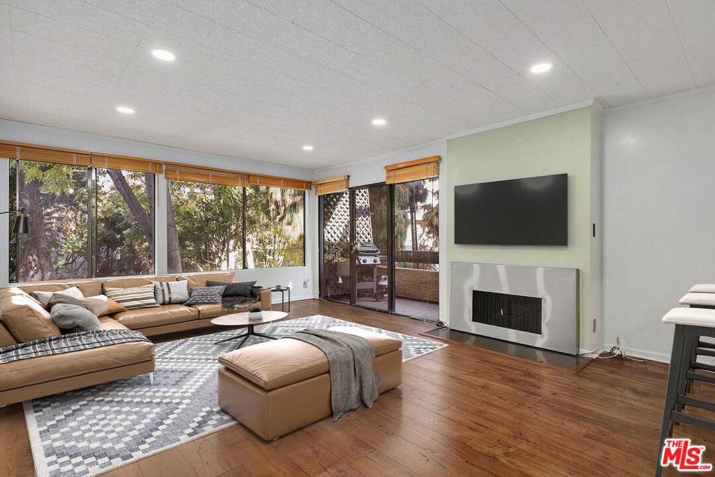 950 Kings Road - Photo 1