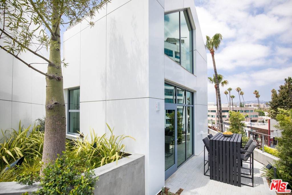 8600 Wilshire - Photo 1