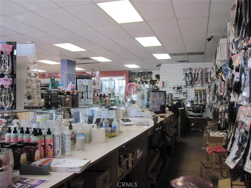 425 Manchester Boulevard - Photo 1