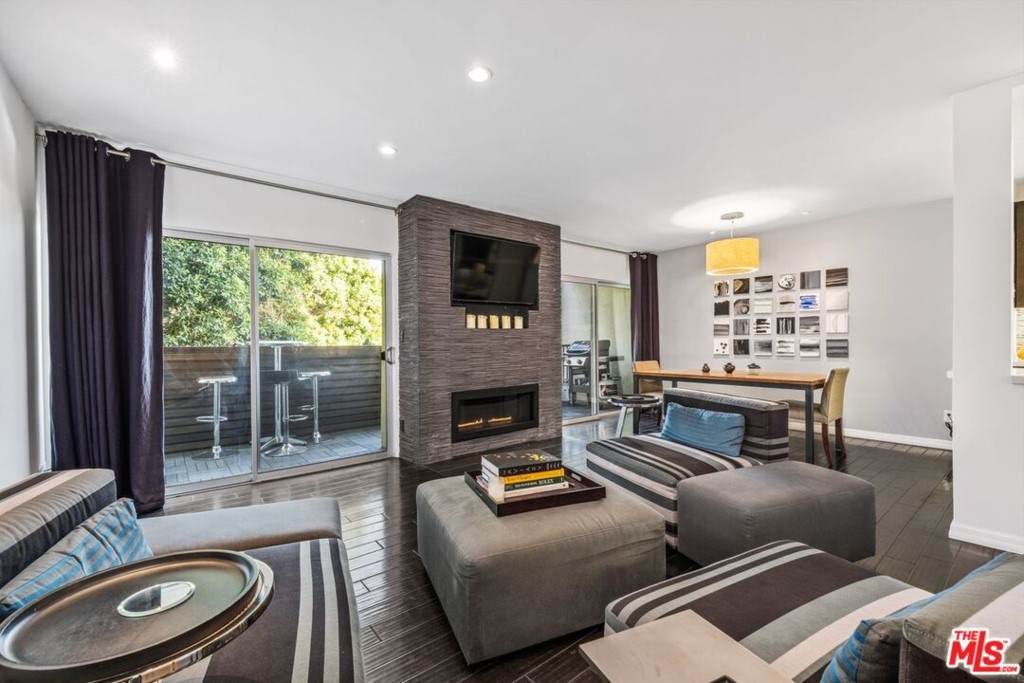 949 Kings Road - Photo 1