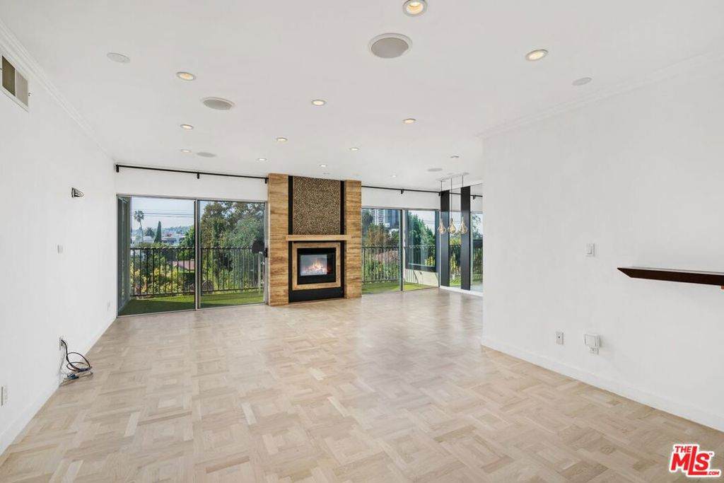 949 Kings Road - Photo 1