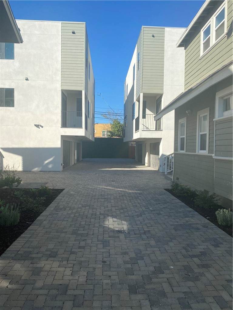 1621 S Van Ness Ave - Photo 1