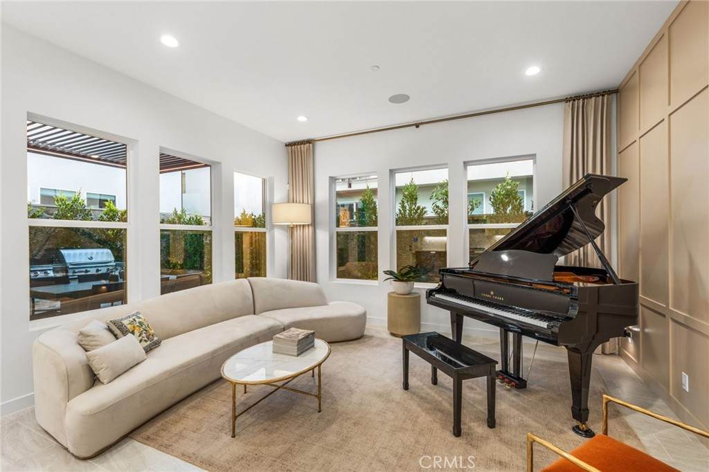 140 Reyes Alley - Photo 1