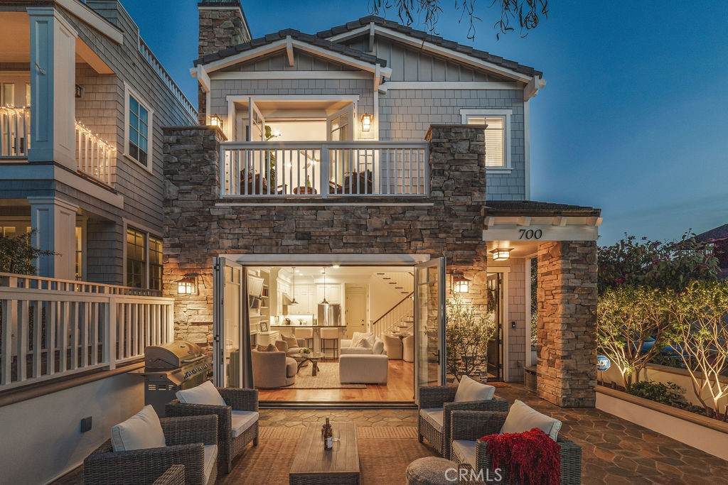 700 Acacia Avenue - Photo 1