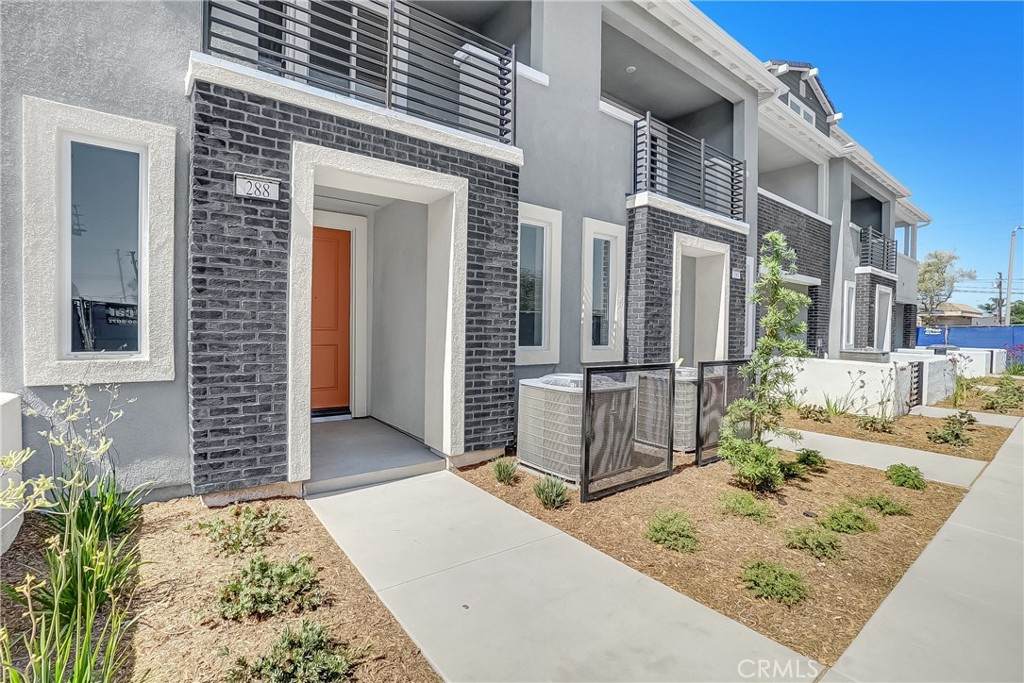 288 Lockhart Way - Photo 1