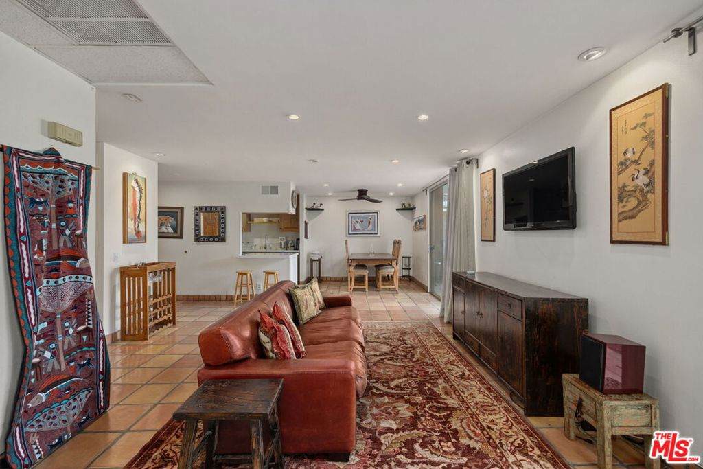 100 Doheny Drive - Photo 1