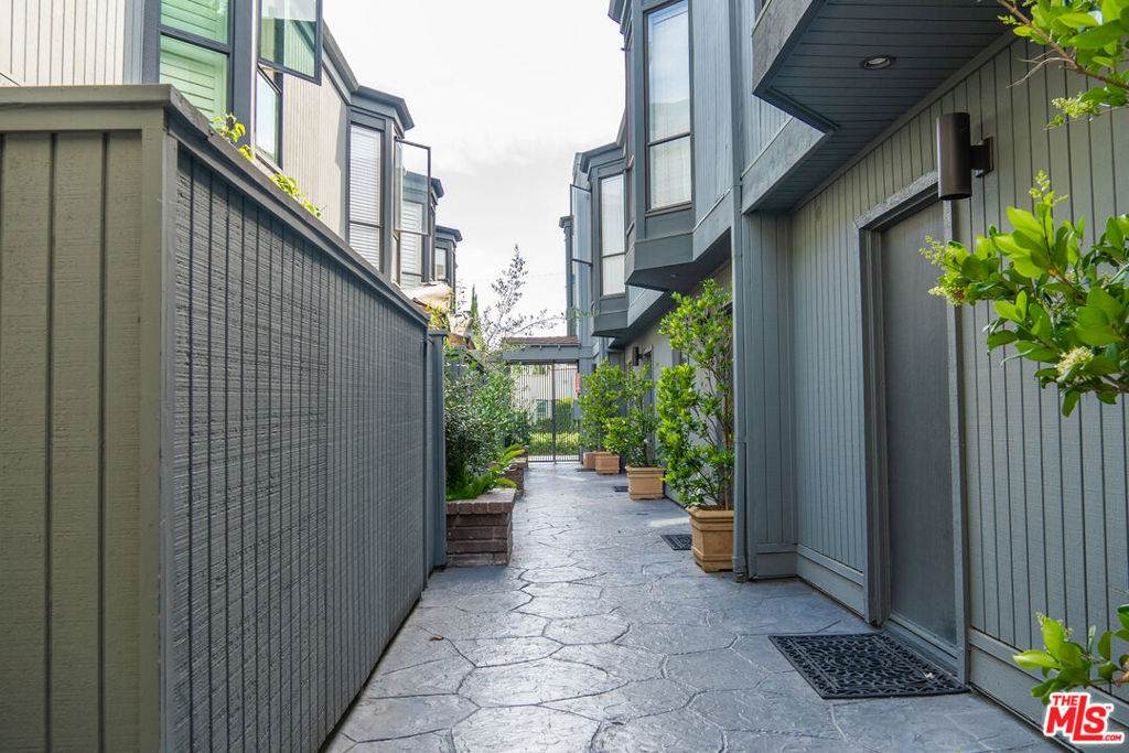 880 Hilldale Avenue - Photo 1