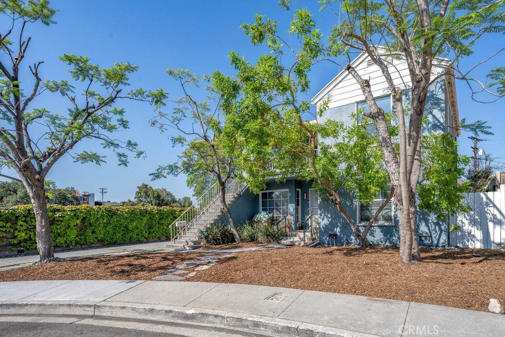 711 Howard Street - Photo 1