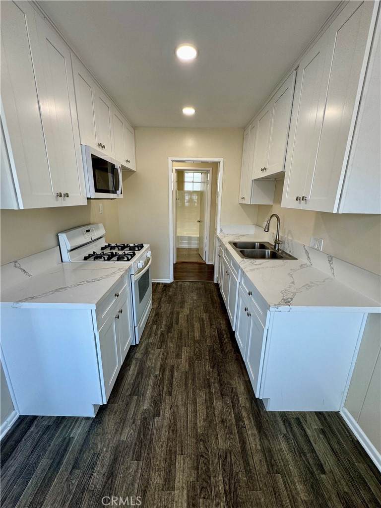 1128 Irving Avenue - Photo 1