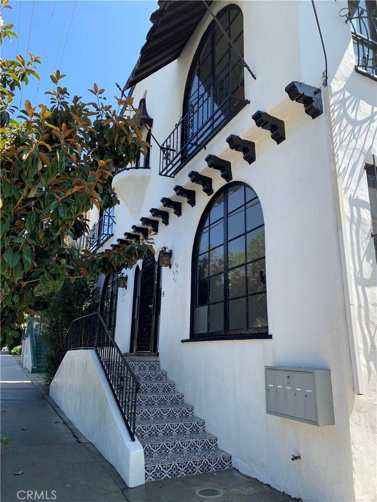 2568 Beachwood Drive - Photo 1