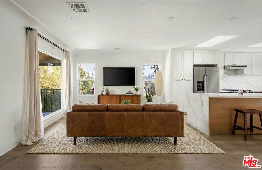 1402 Allesandro Street - Photo 1