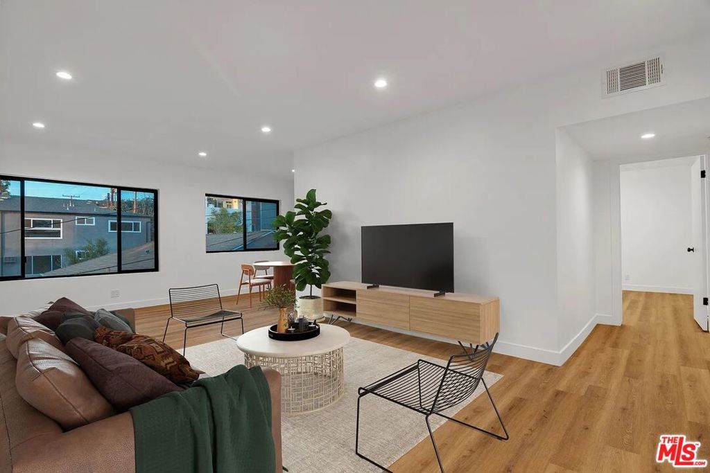 950 Havenhurst Drive - Photo 1