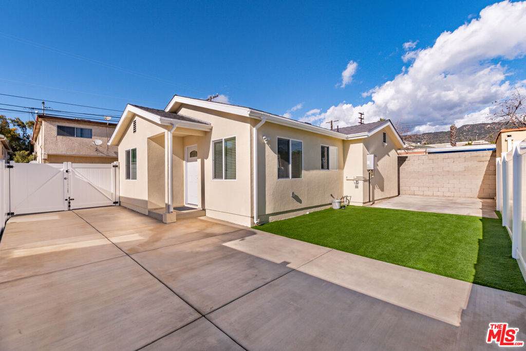 1049 Sonora Avenue - Photo 1