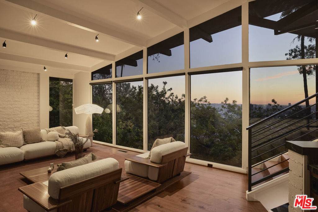 2055 Gramercy - Photo 1