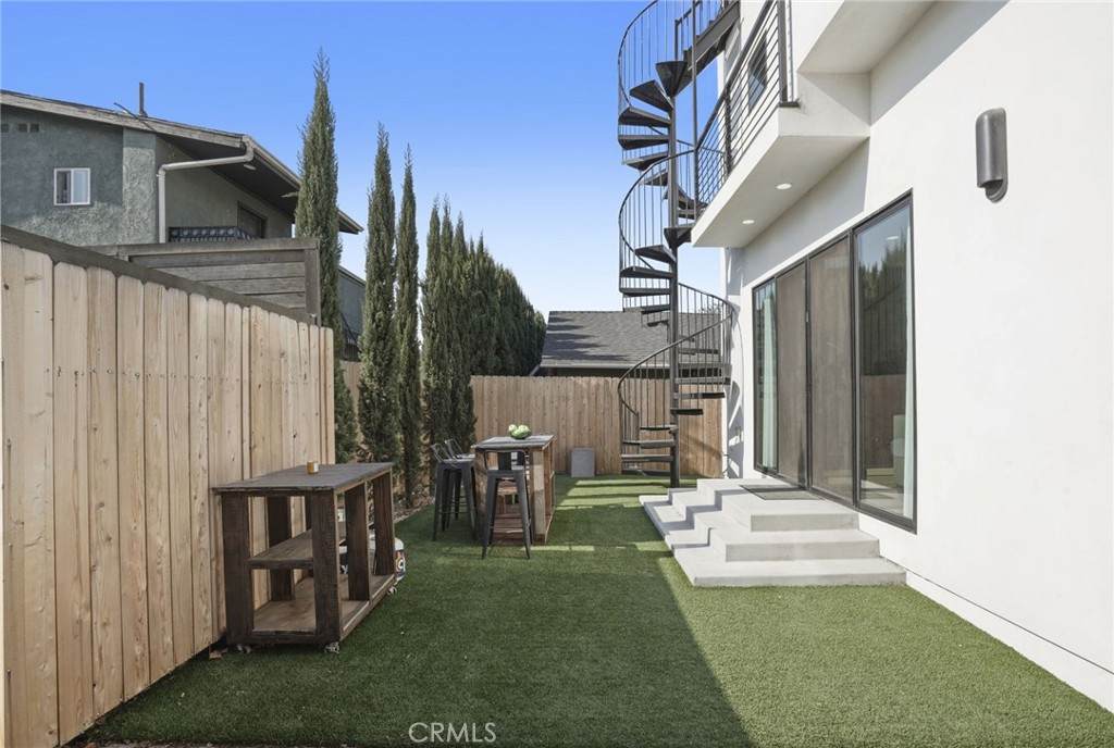 1916 Court Street - Photo 1