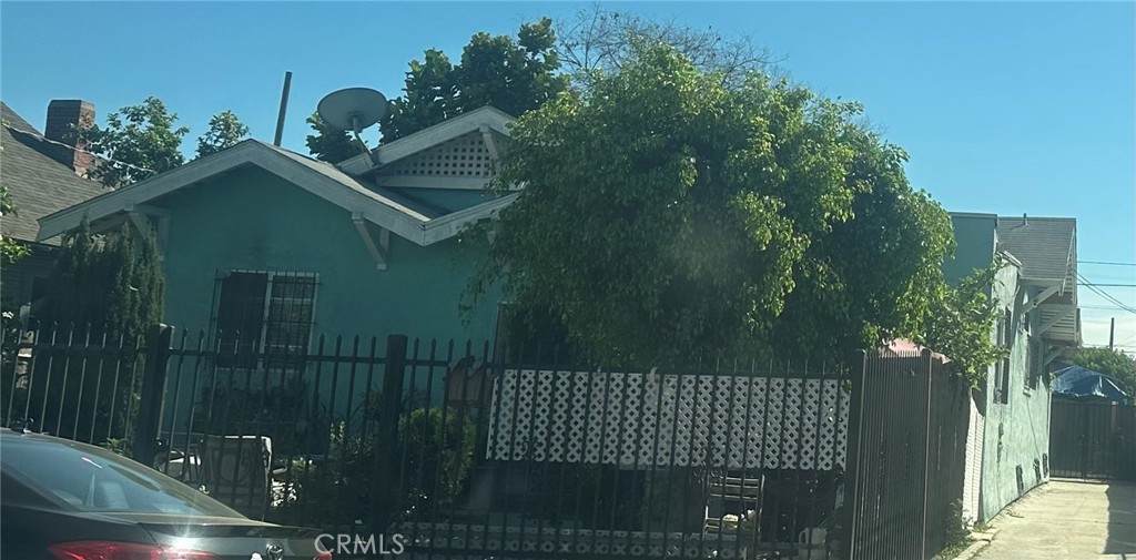1024 W 42nd Pl - Photo 1
