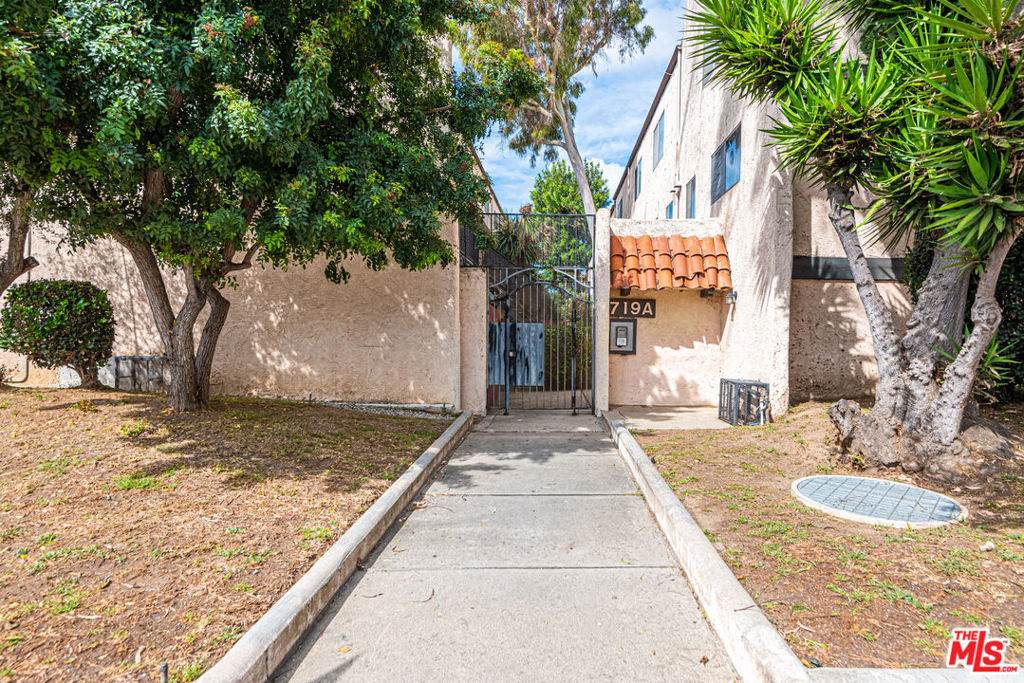 719 Eucalyptus Avenue - Photo 1