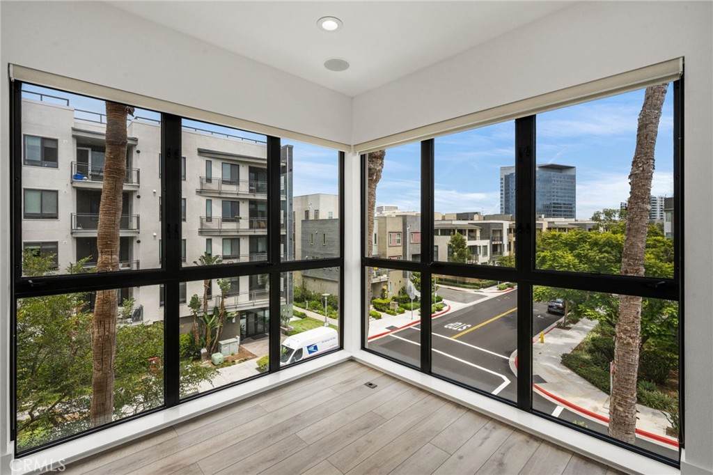 402 Rockefeller - Photo 1