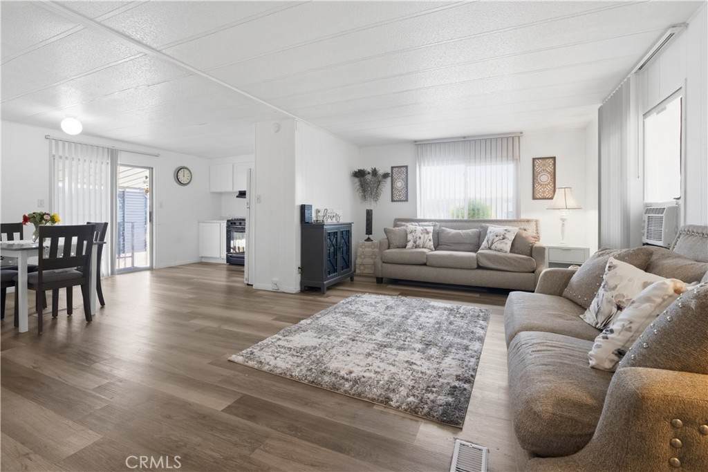 9391 California Ave - Photo 1