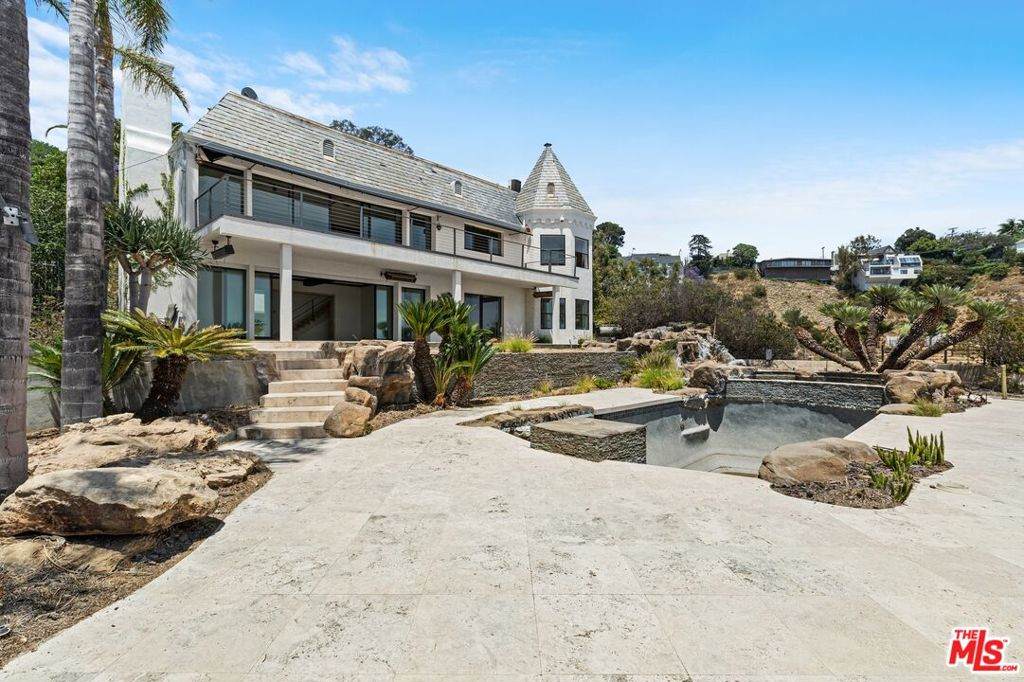 2100 Sunset Plaza Drive - Photo 1