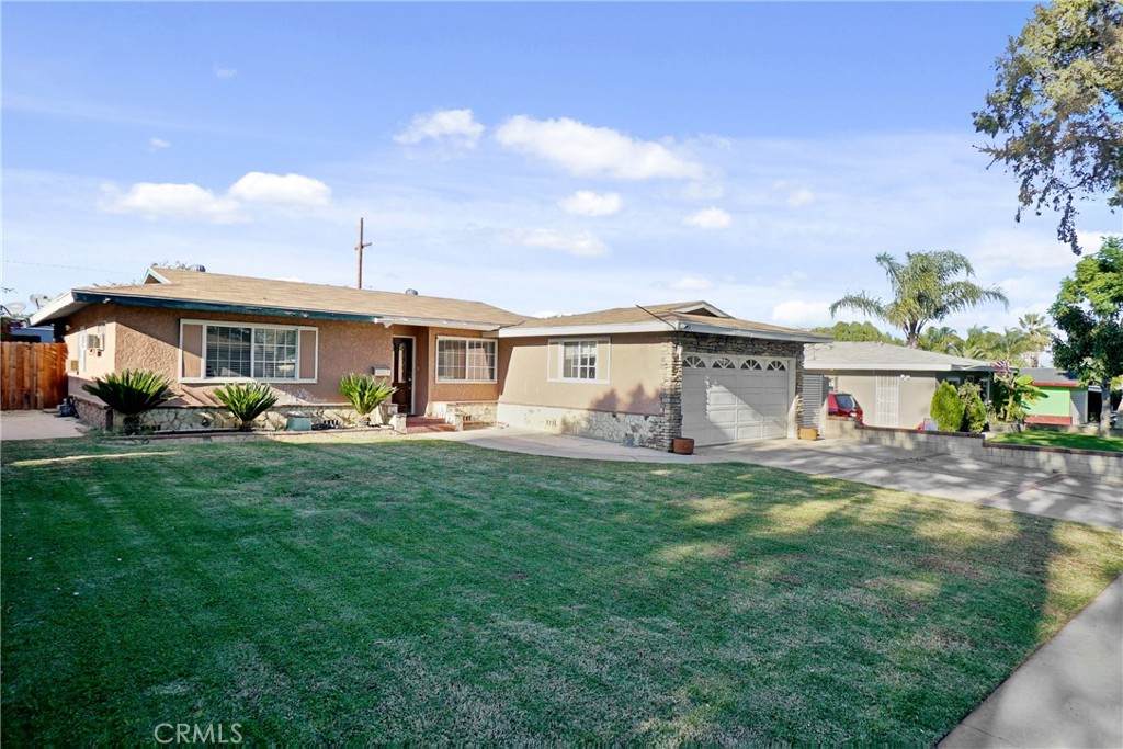 1133 Redwood Street - Photo 1