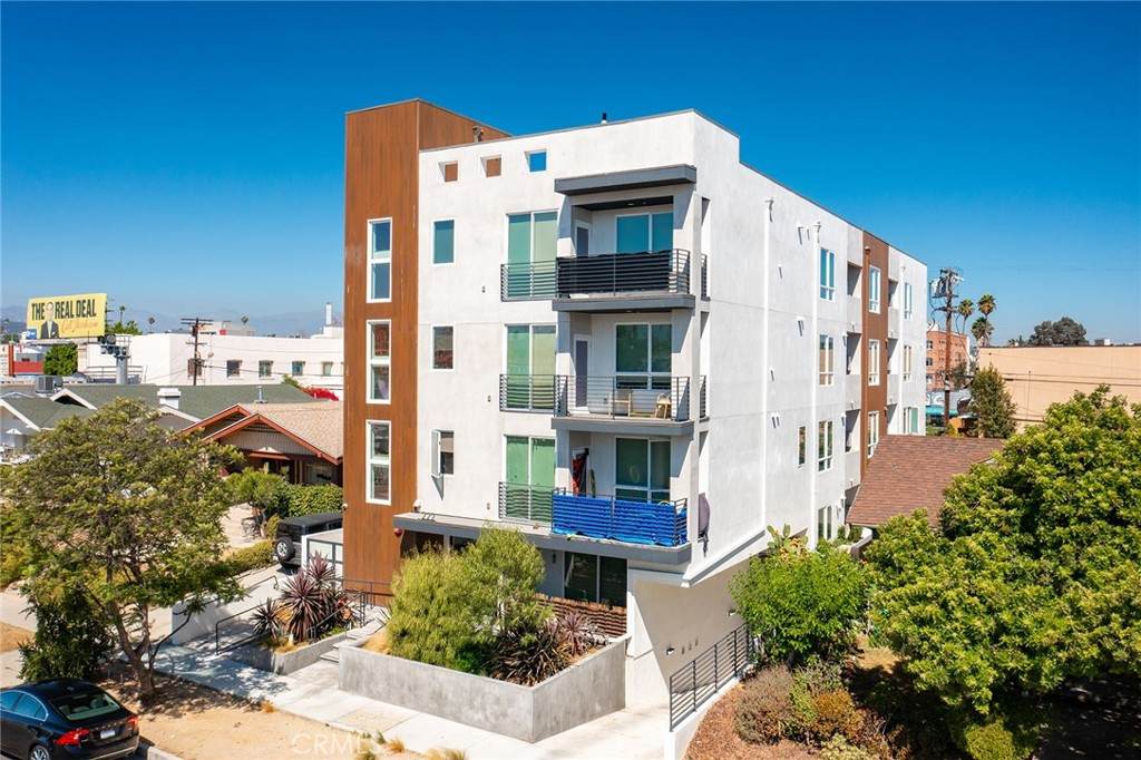 222 Manhattan Place - Photo 1