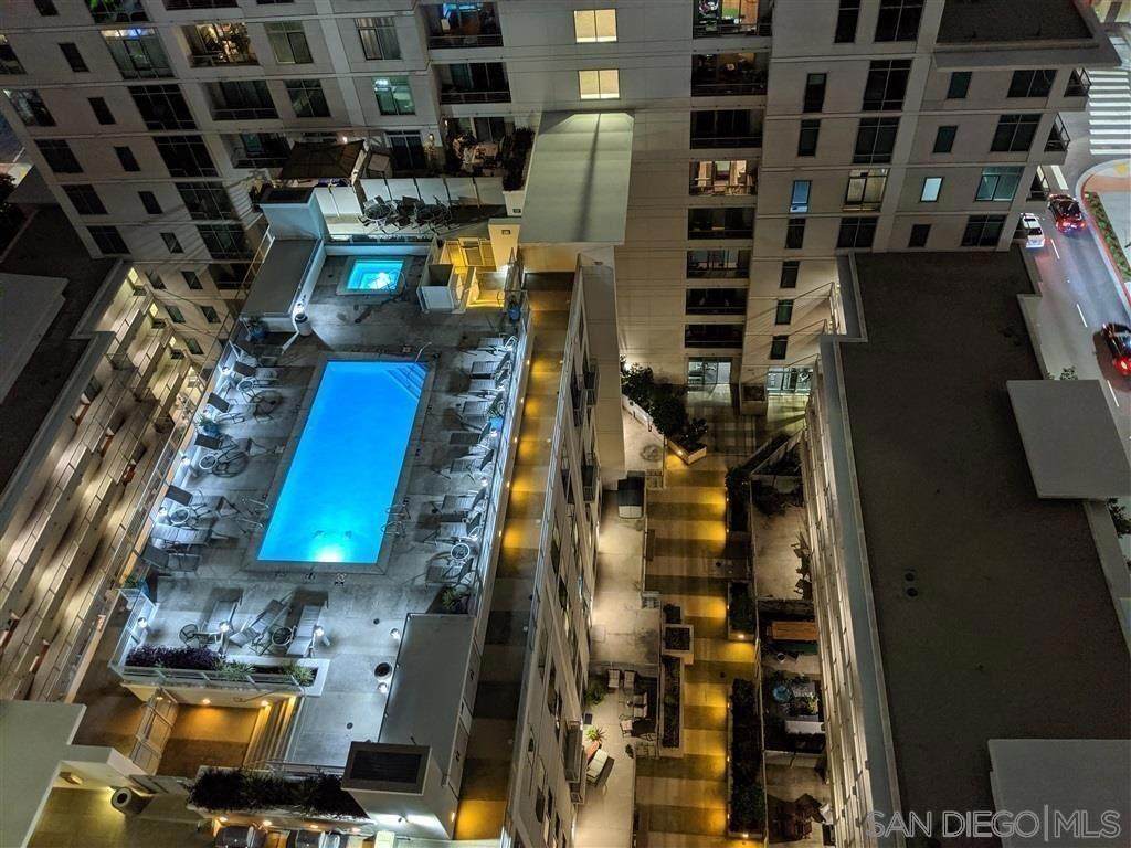 425 W Beech St - Photo 1
