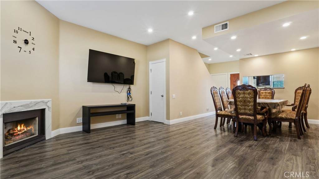 14256 Victory Boulevard - Photo 1