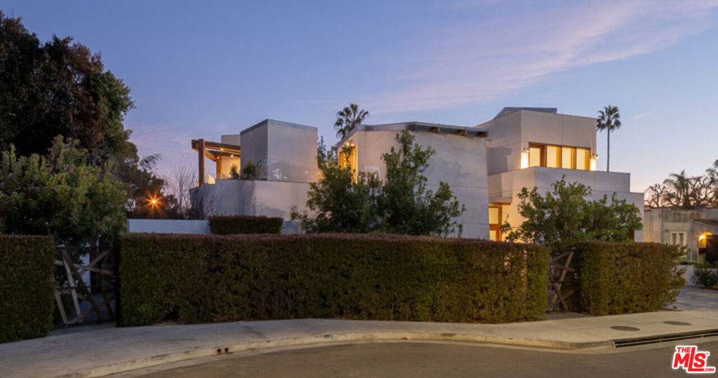 898 Commonwealth Avenue - Photo 1