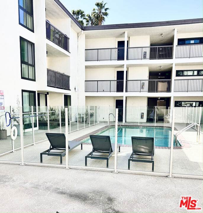 911 Kings Road - Photo 1