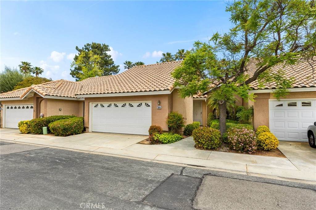 672 La Quinta Drive - Photo 1