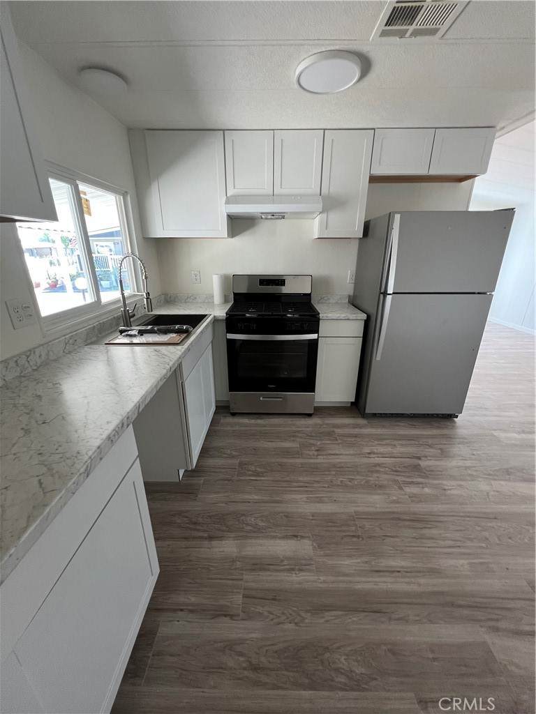 260 Lyon Ave - Photo 1