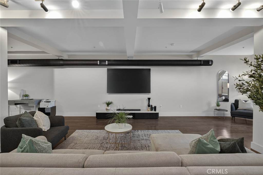 433 Pine Avenue - Photo 1