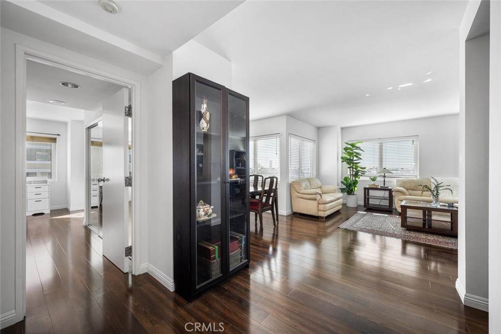 525 E Seaside Way - Photo 1