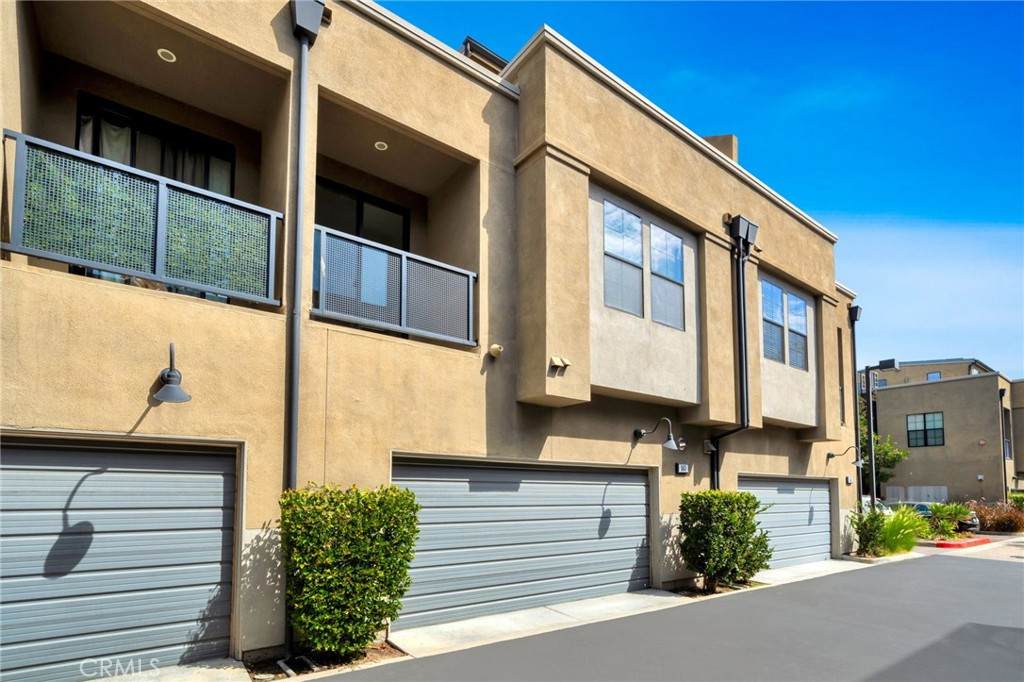 563 Maple Avenue - Photo 1