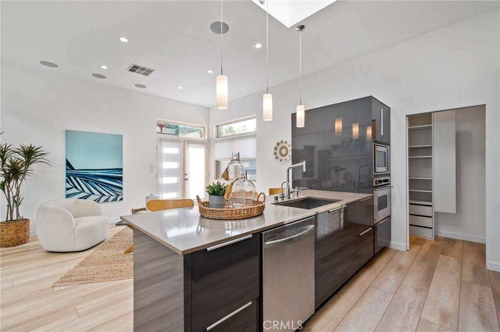 726 37th Street - Photo 1