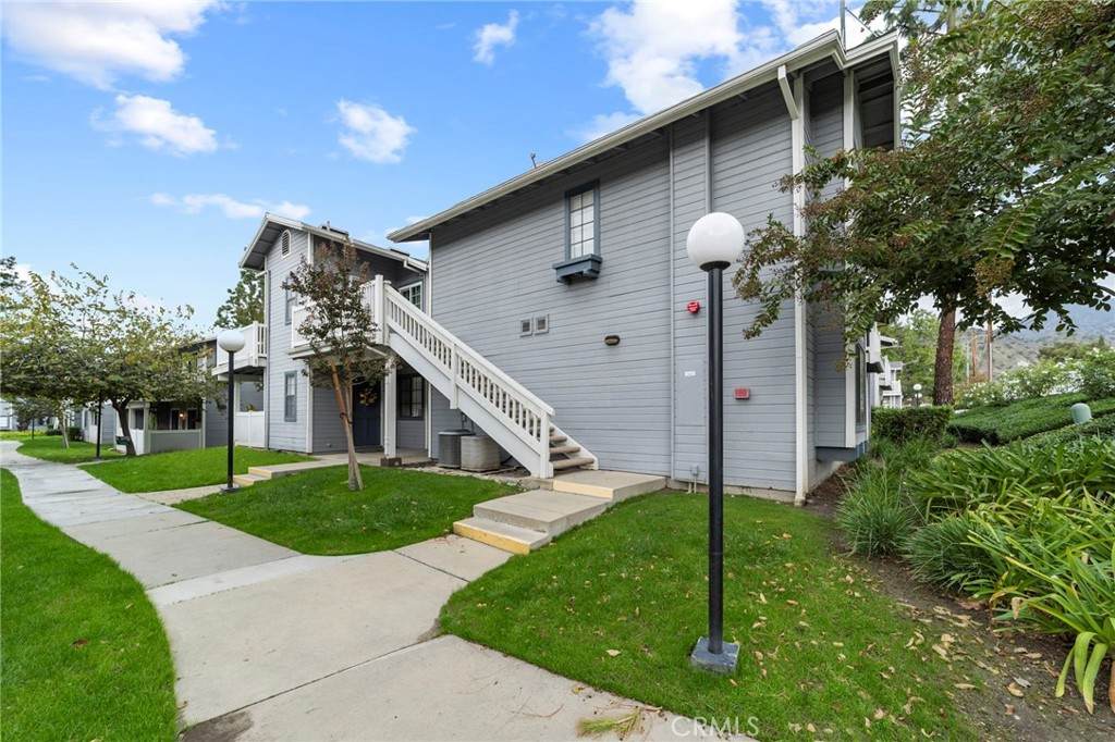 202 Evergreen Court - Photo 1