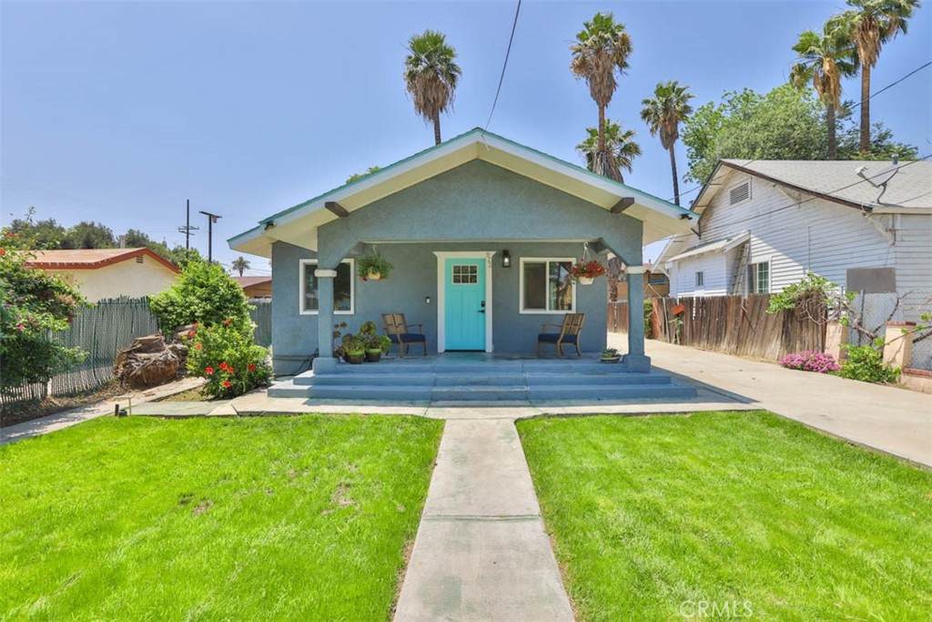 822 Mountain View - Photo 1