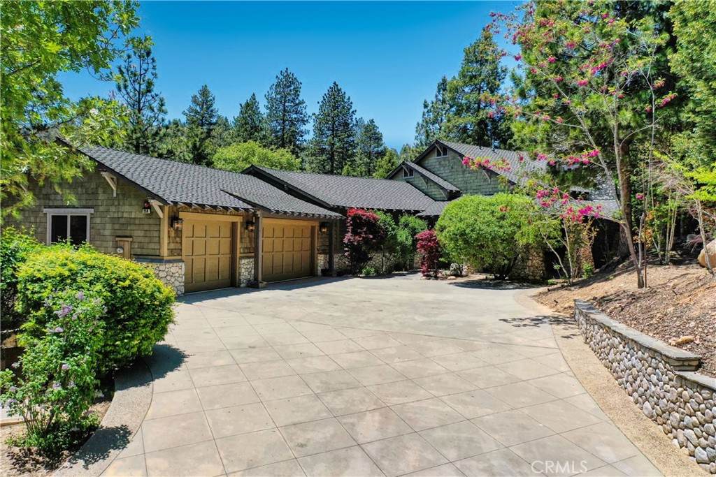 250 Brentwood Drive - Photo 1