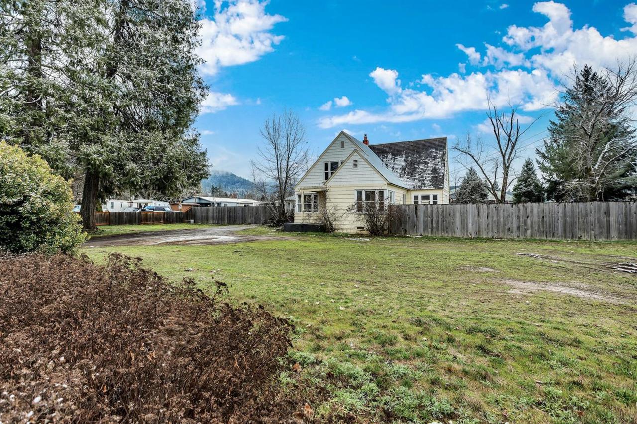 1411 Rogue River Highway - Photo 1