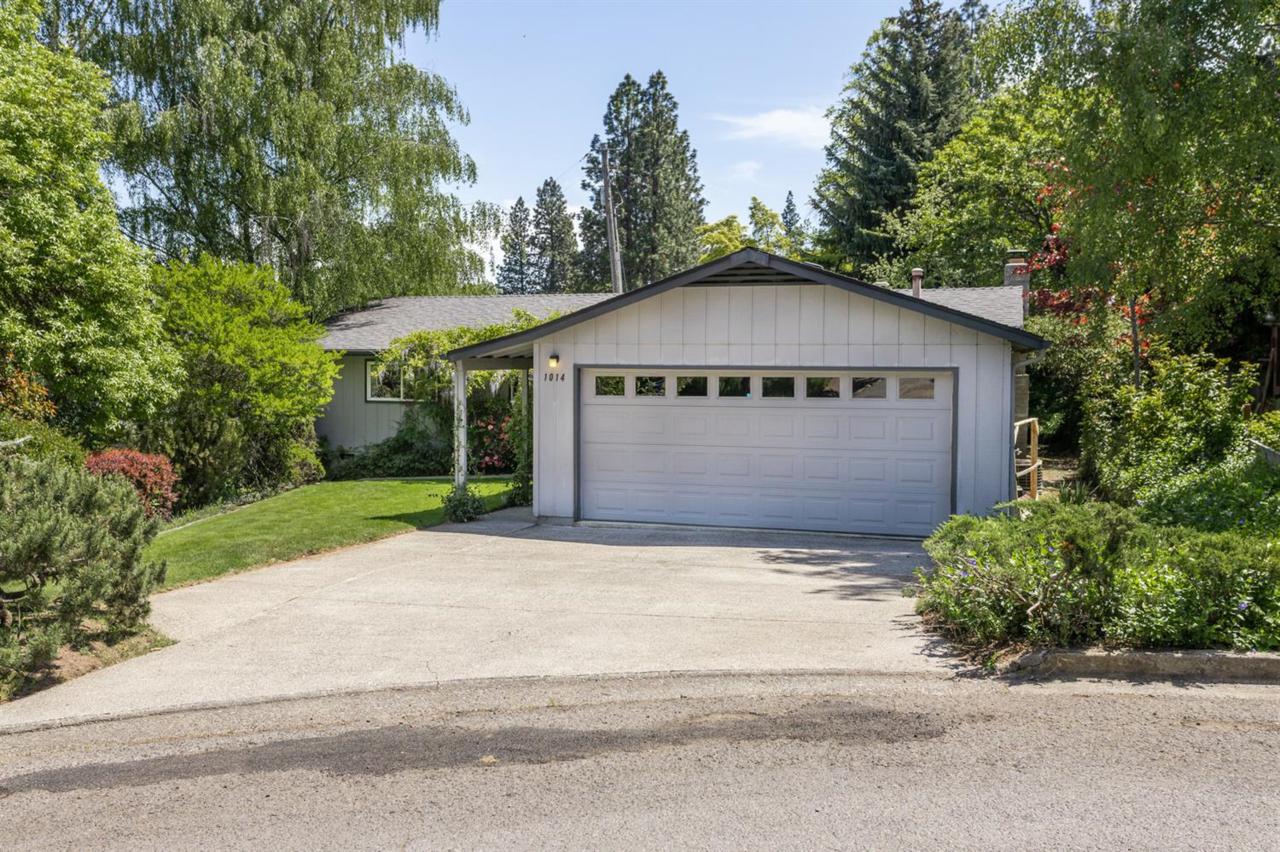 1014 Hiawatha Place - Photo 1