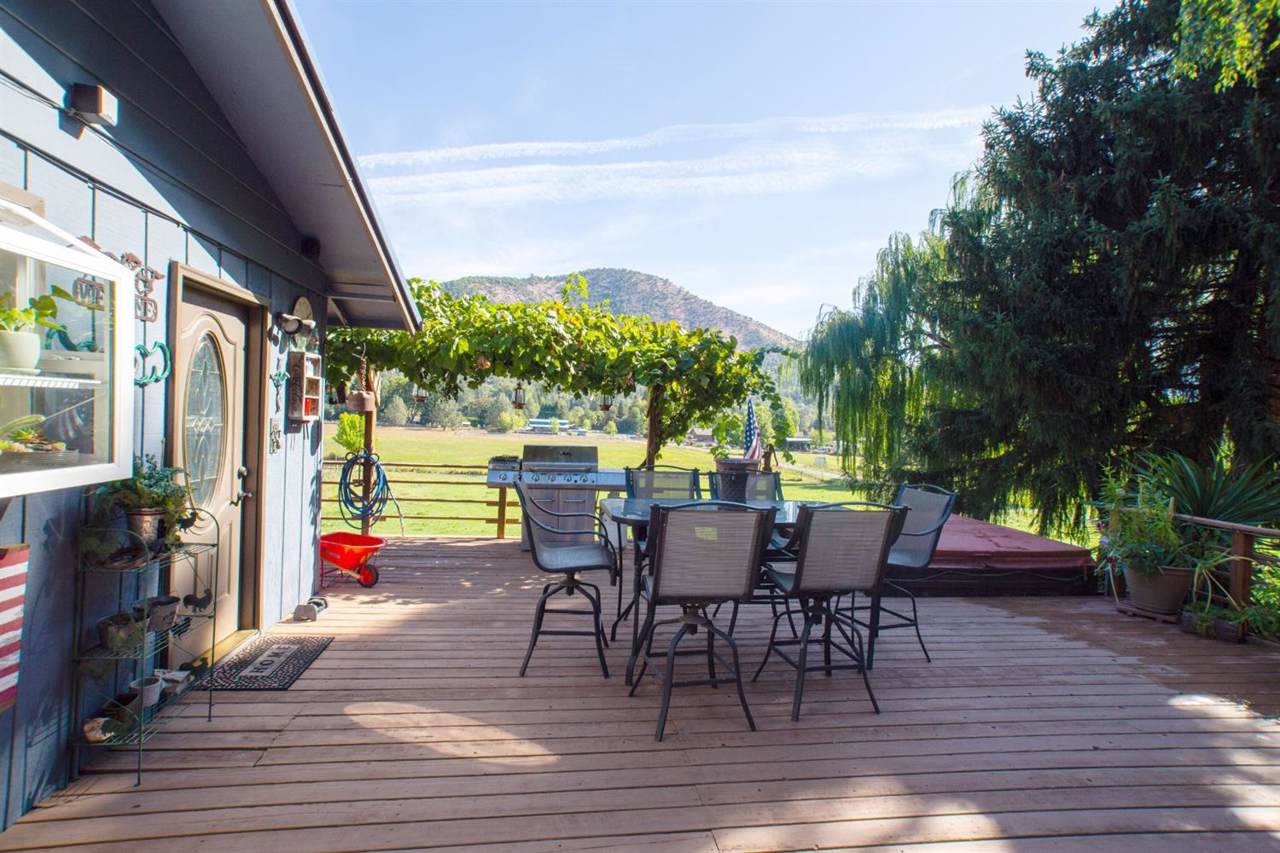 5007 Rogue River Highway - Photo 1