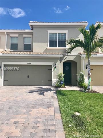 1047 Banyan Dr - Photo 1