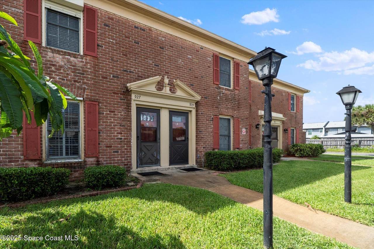 927 Colonial Court - Photo 1