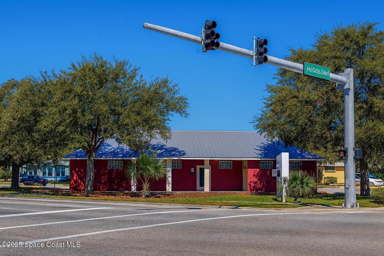 301 Hibiscus Boulevard - Photo 1