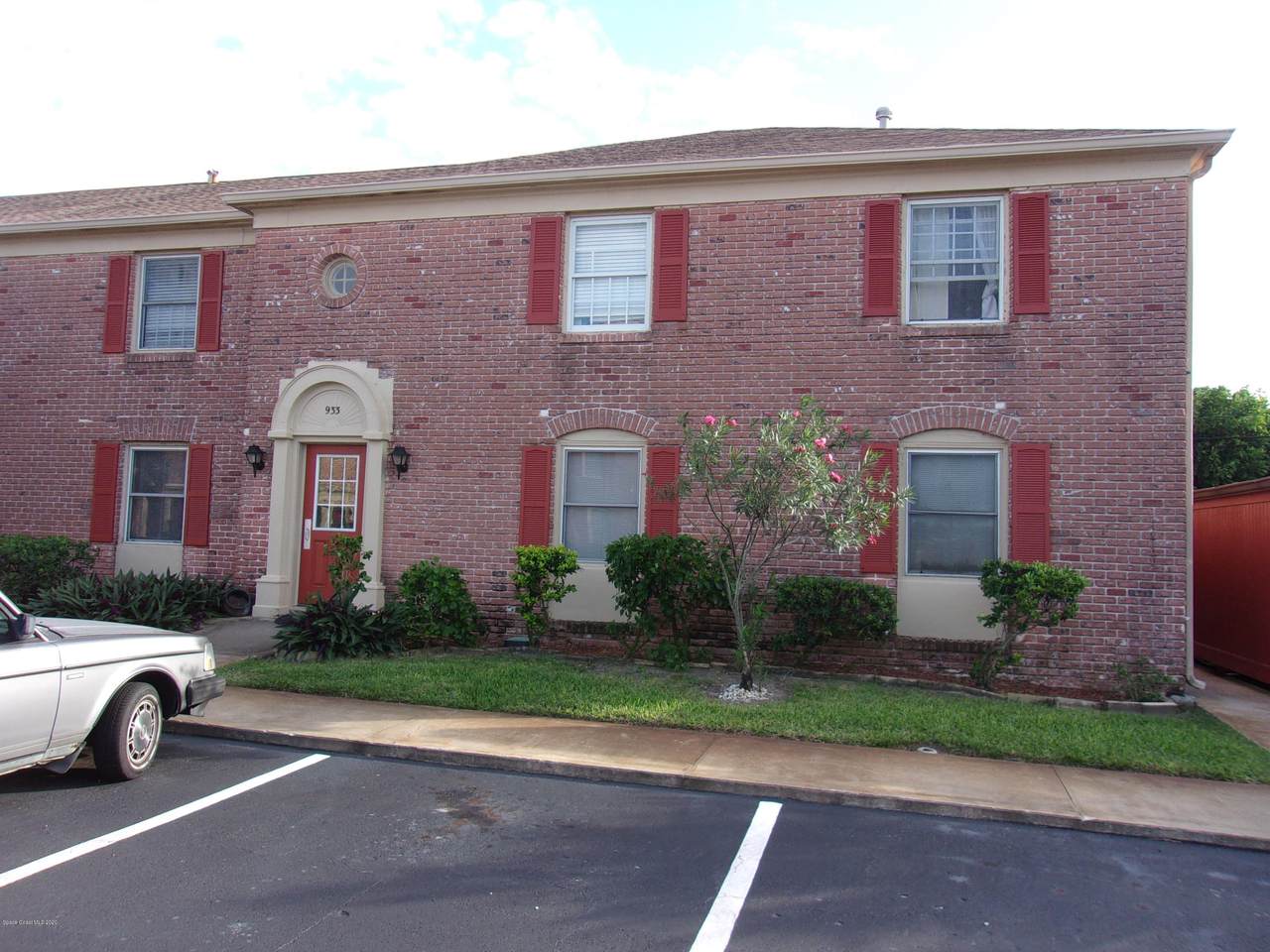 933 Colonial Court - Photo 1
