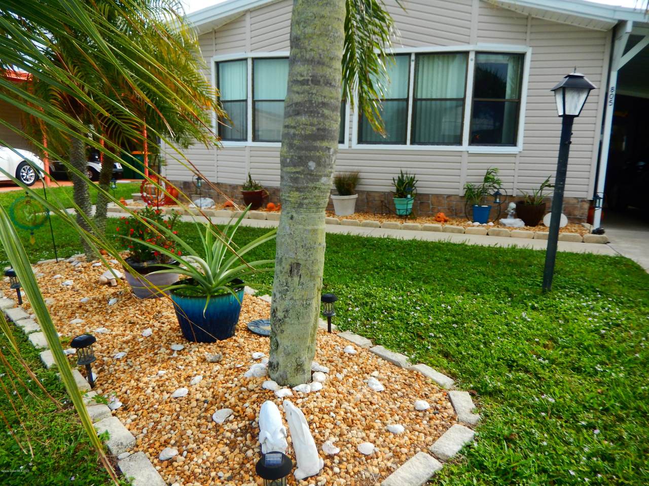 805 Oleander Circle - Photo 1