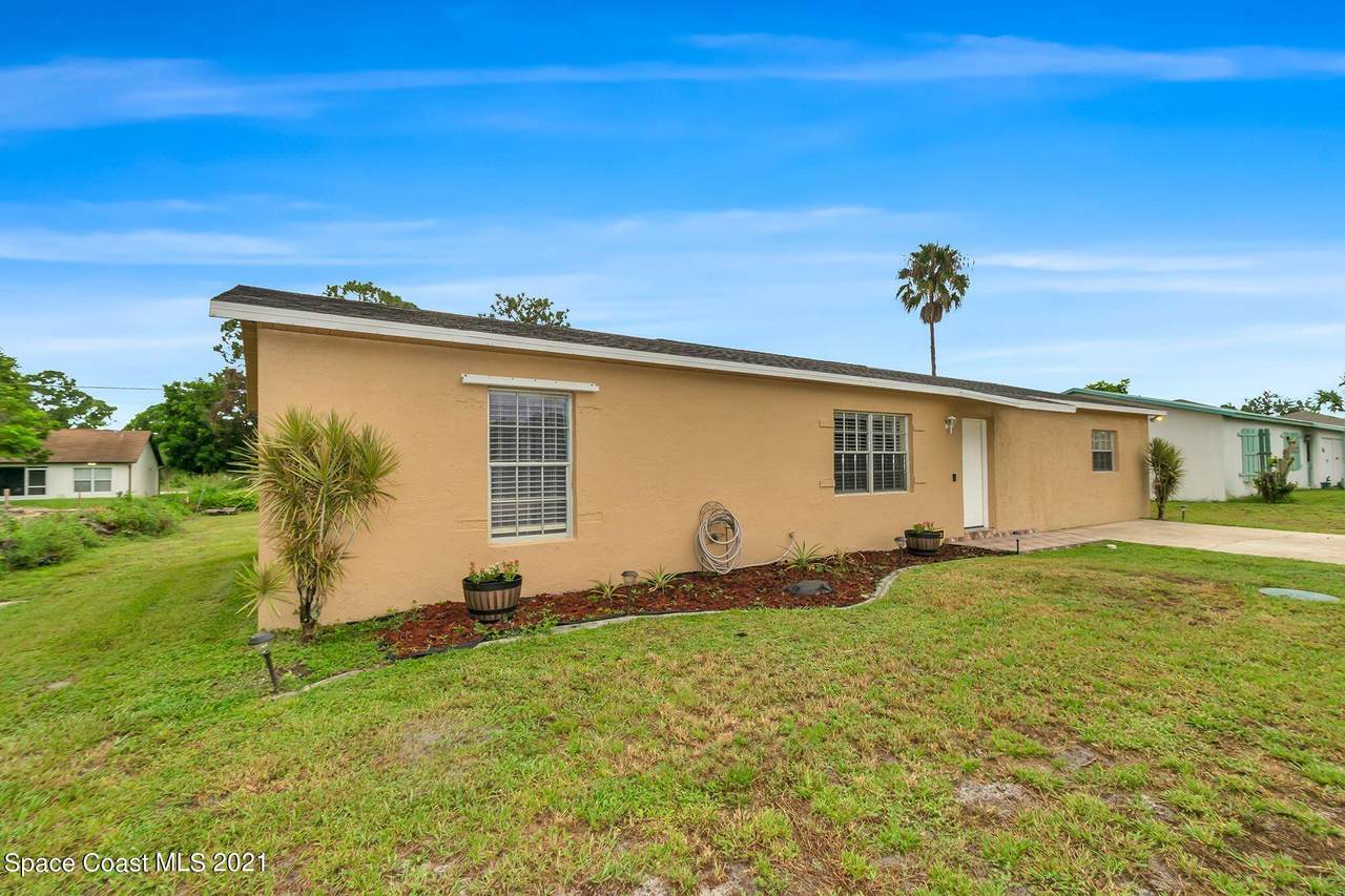 838 Carlyle Avenue - Photo 1